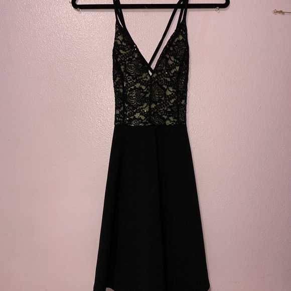 Flowy V-Neck Dress - Picture 4 of 5